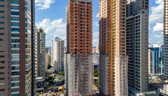 Fotografia real do andamento de uma obra residencial em Goiânia