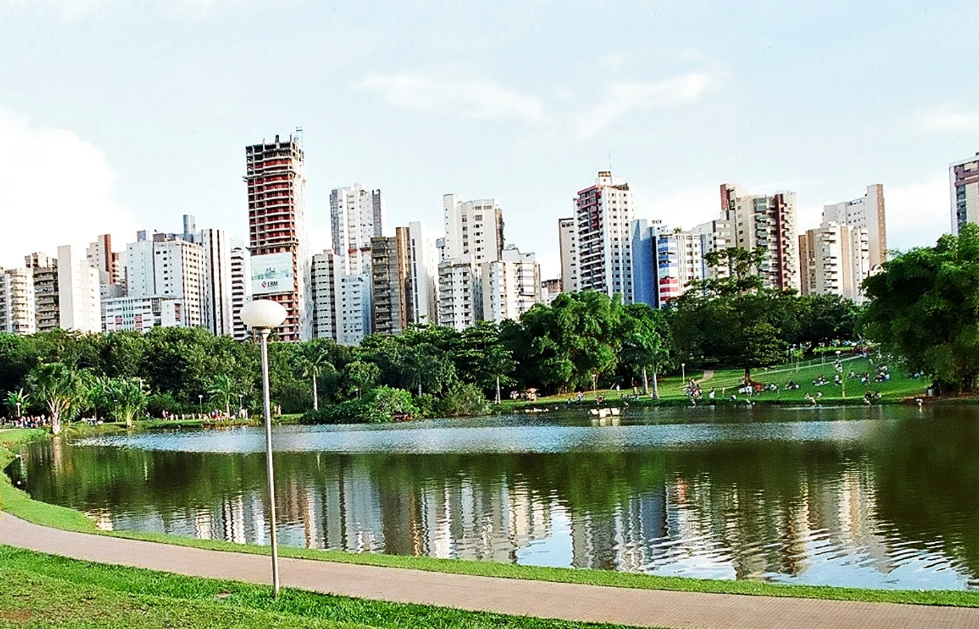 Parque Vaca Brava e edifícios do Setor Bueno em Goiânia
