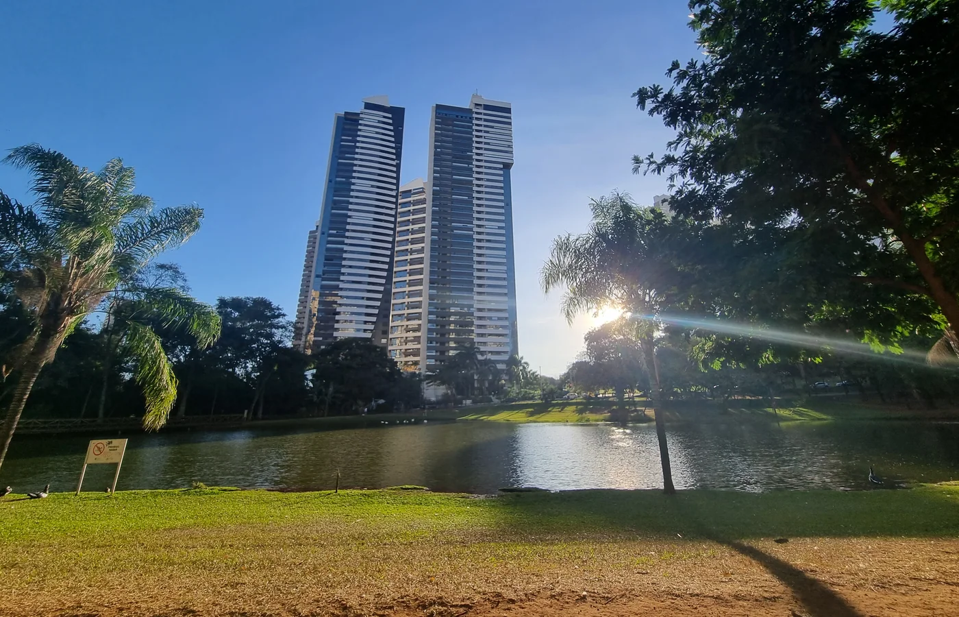 Vista matinal do Parque Flamboyant em Goiânia