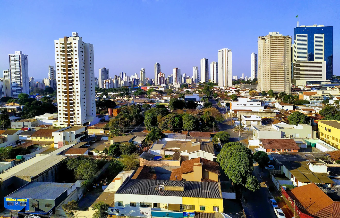 Tarde ensolarada entre edifícios do Setor Bueno em Goiânia