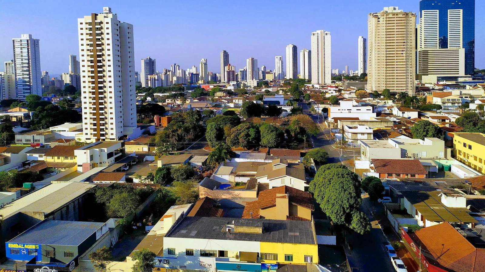 Tarde ensolarada entre edifícios do Setor Bueno em Goiânia